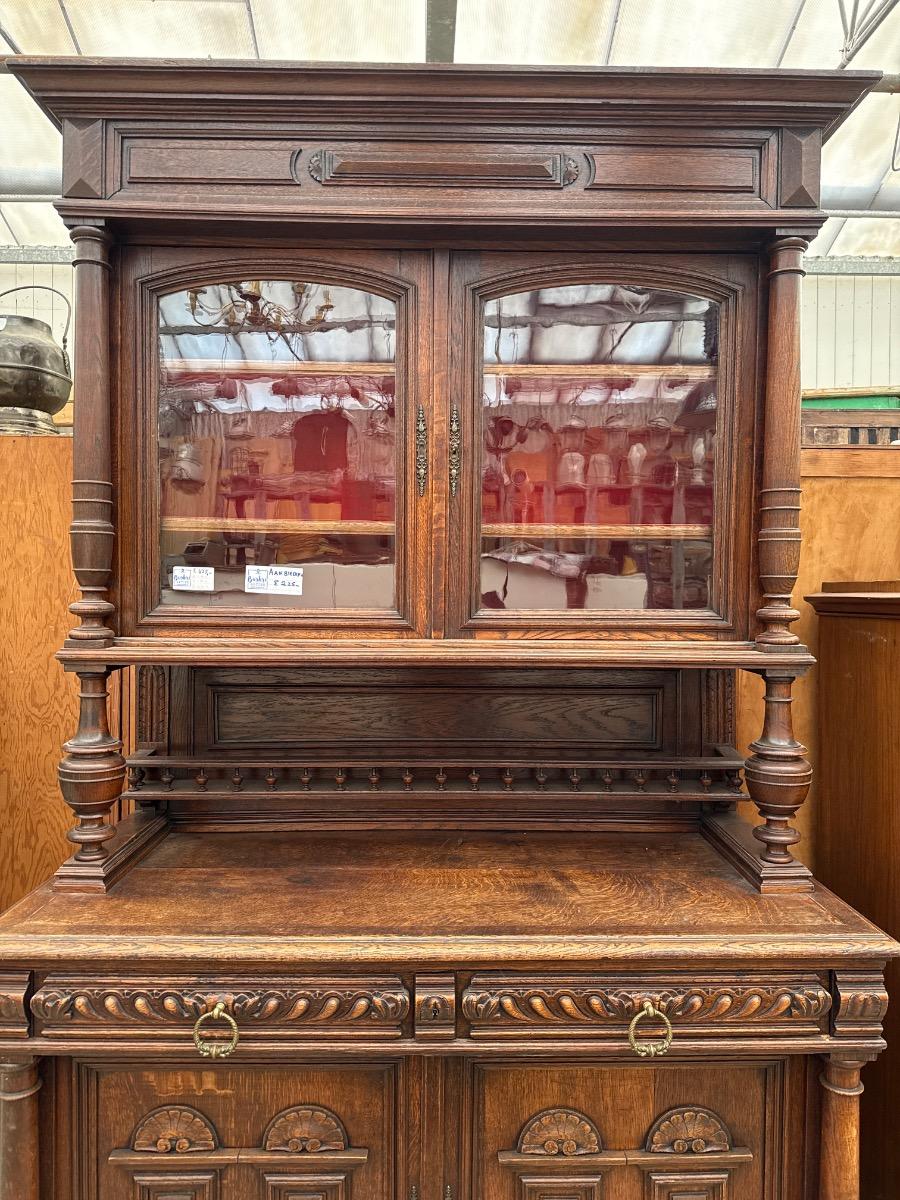 Antique Shopcabinet