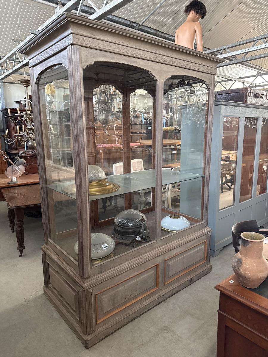 Antique  Shopcabinet
