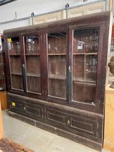 Antique style Antique shopcabinet in Wood and glass