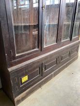 Antique style Antique shopcabinet in Wood and glass