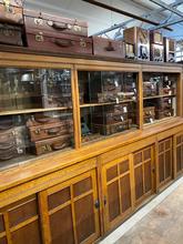 Antique style Antique shopcabinet in Wood and glass