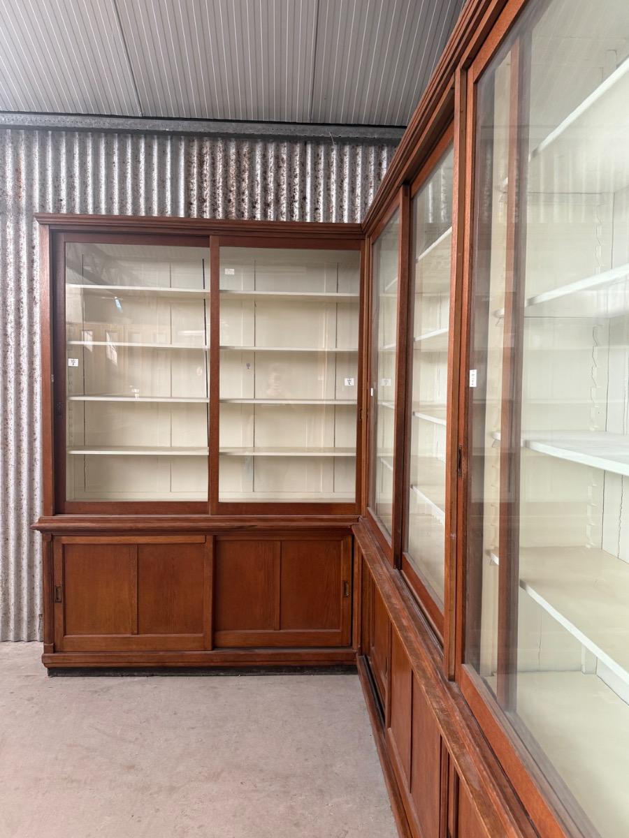 Antique  Shopcabinet