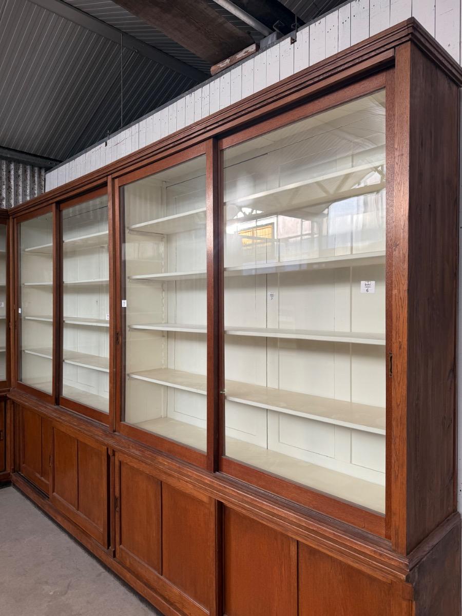 Antique  Shopcabinet