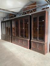 Antique style Antique shopcabinet in Wood and glass