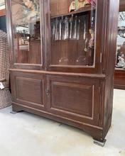 Antique style Antique shopcabinet in Wood and glass