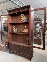 Antique style Antique shopcabinet in Wood and glass