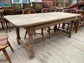 Antique style Antique table in Wood