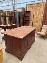 Antique style Wooden counter in wood, europa