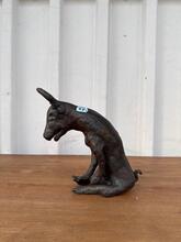 Bronzen beeld zittende stier 19e eeuws