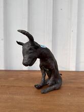 Bronzen beeld zittende stier 19e eeuws