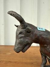 Bronzen beeld zittende stier 19e eeuws