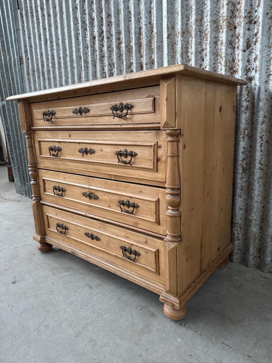 Chest of drawers 