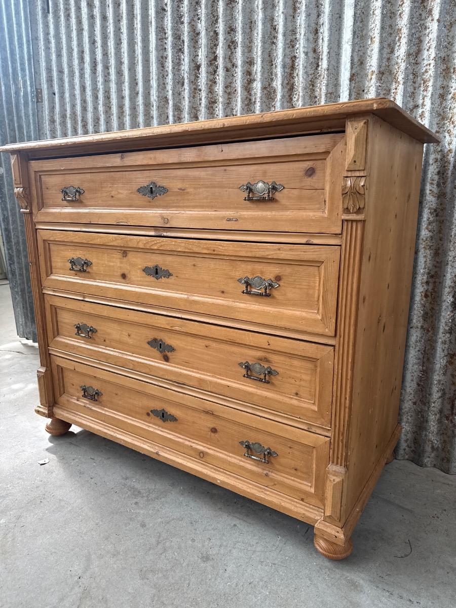Chest of drawers 
