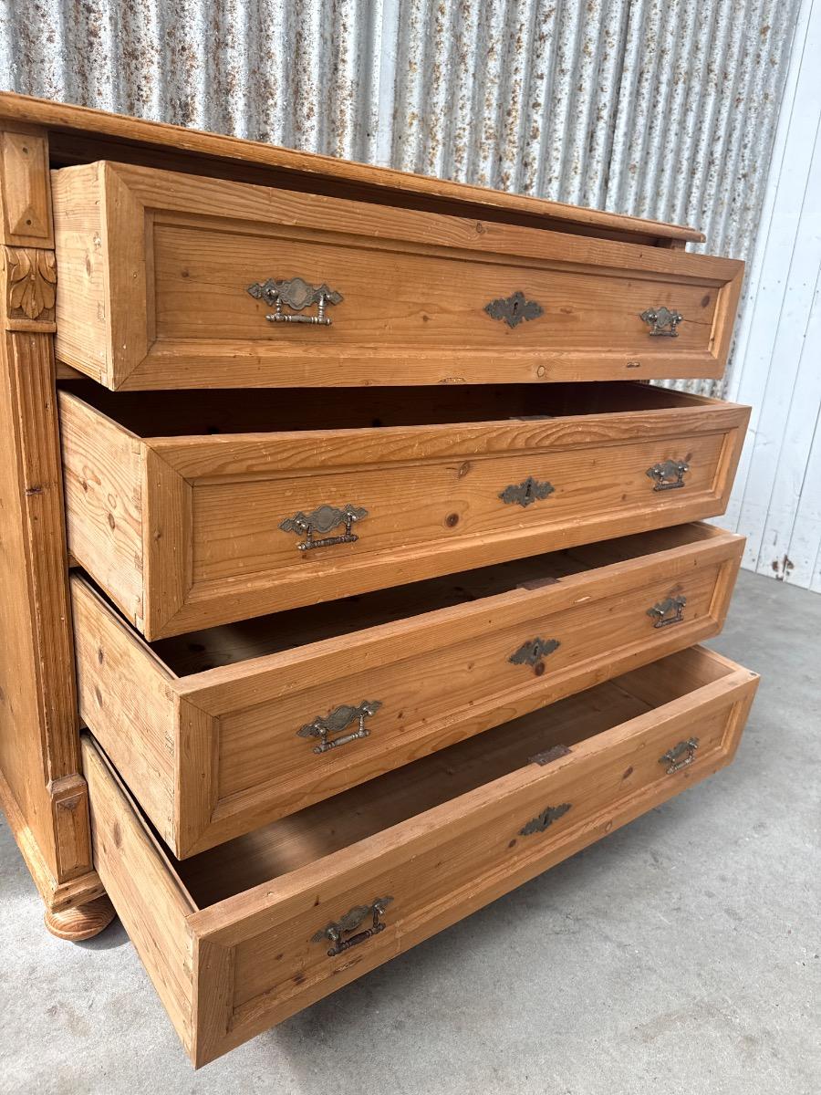 Chest of drawers 