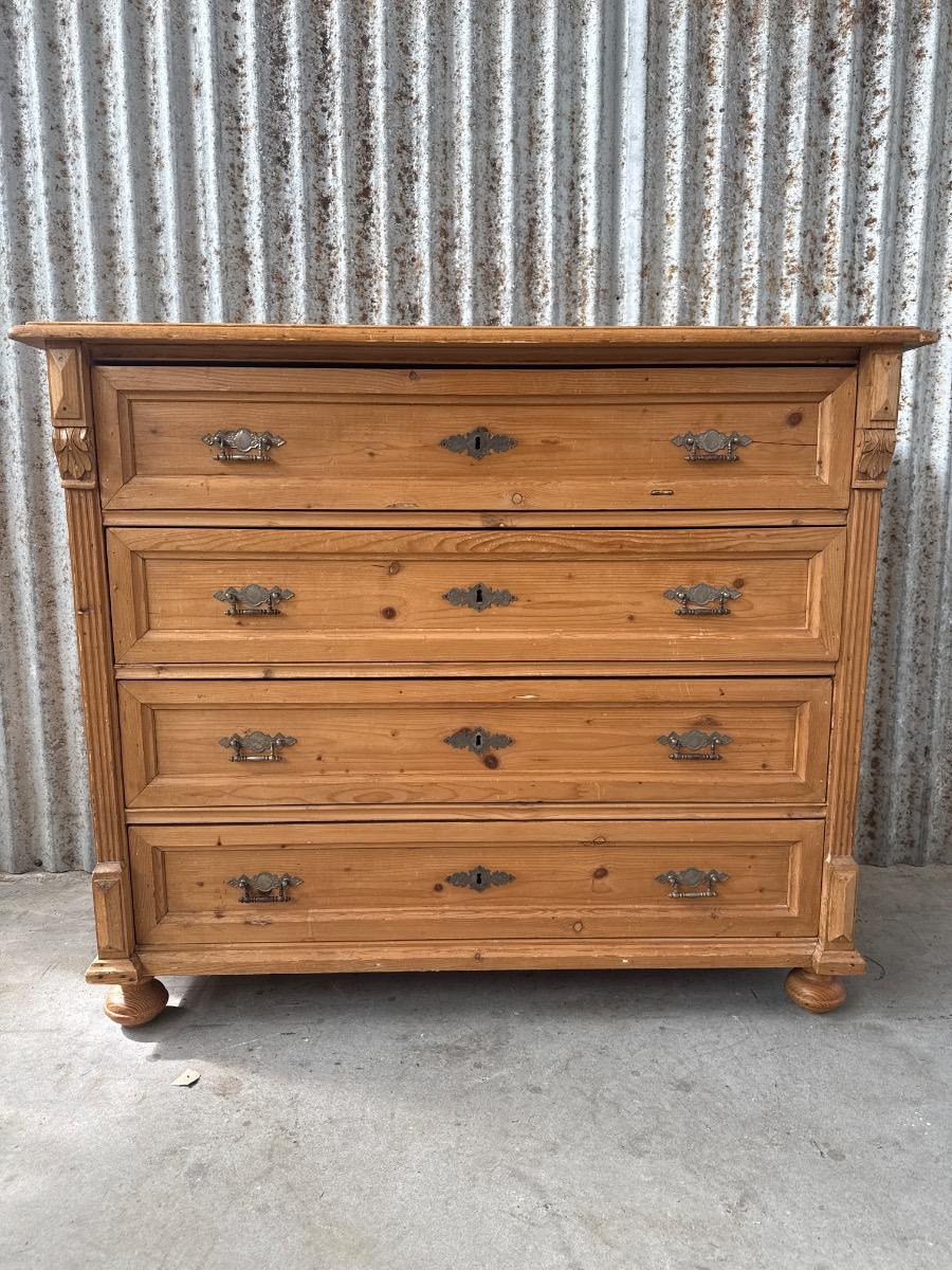 Chest of drawers 