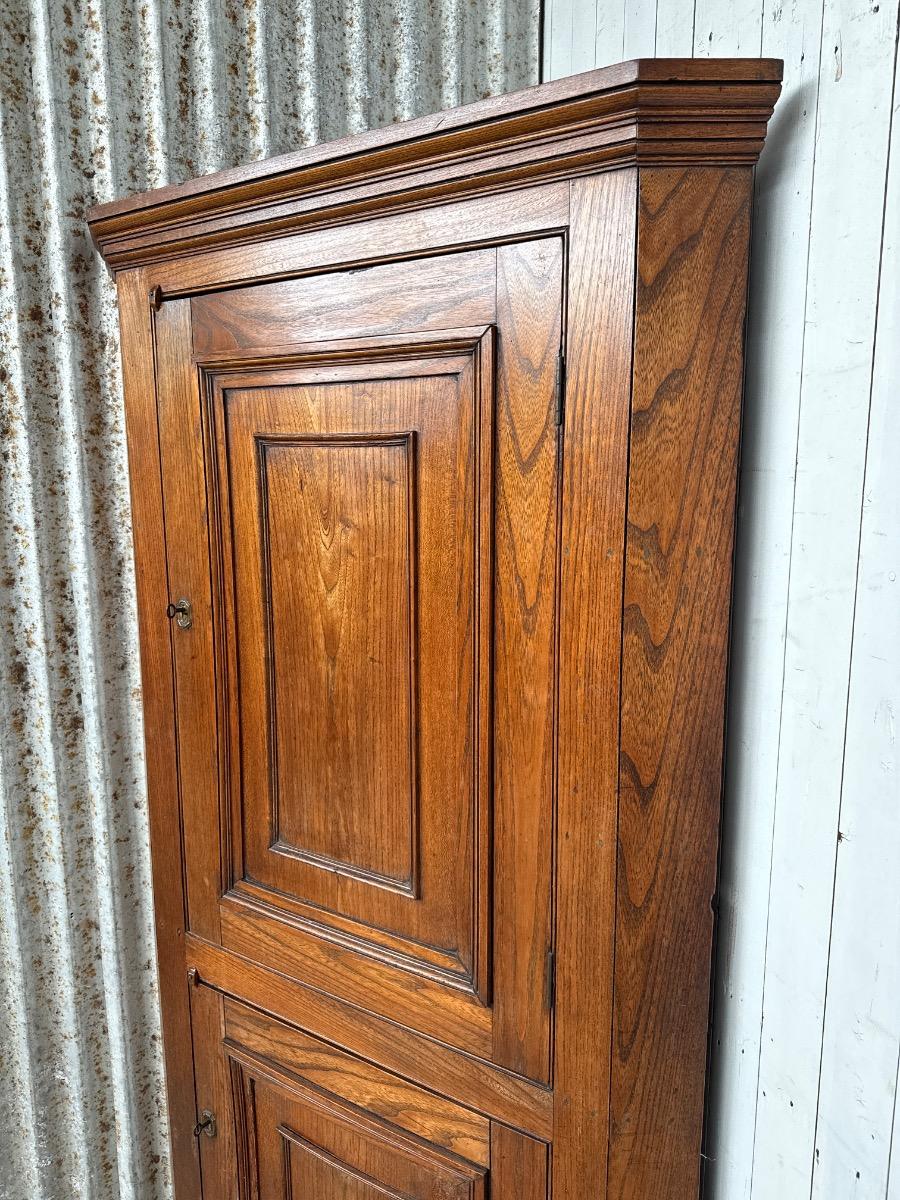Corner cabinet