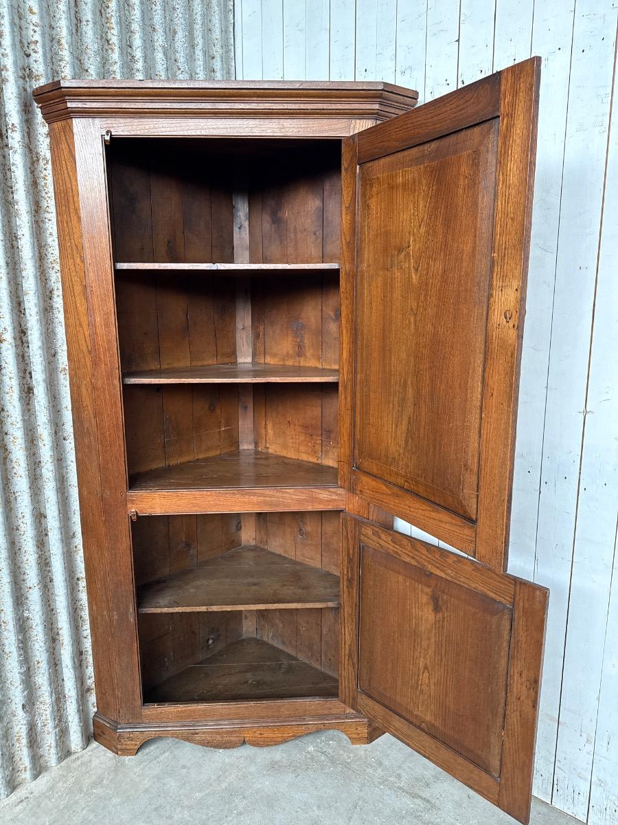 Corner cabinet