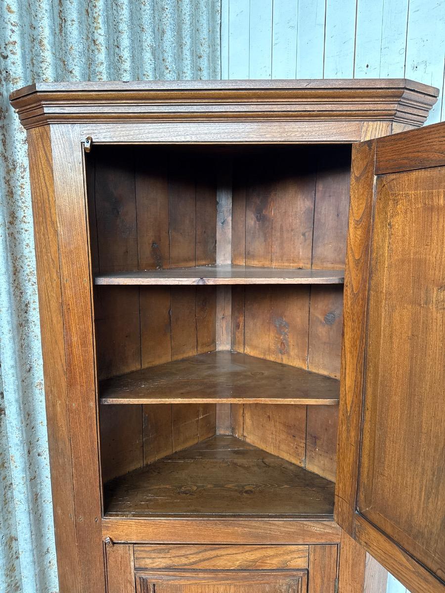 Corner cabinet