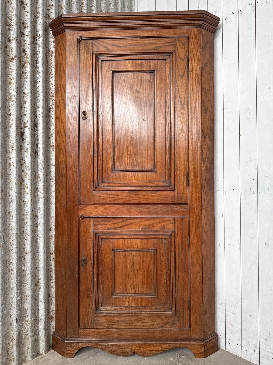 Corner cabinet