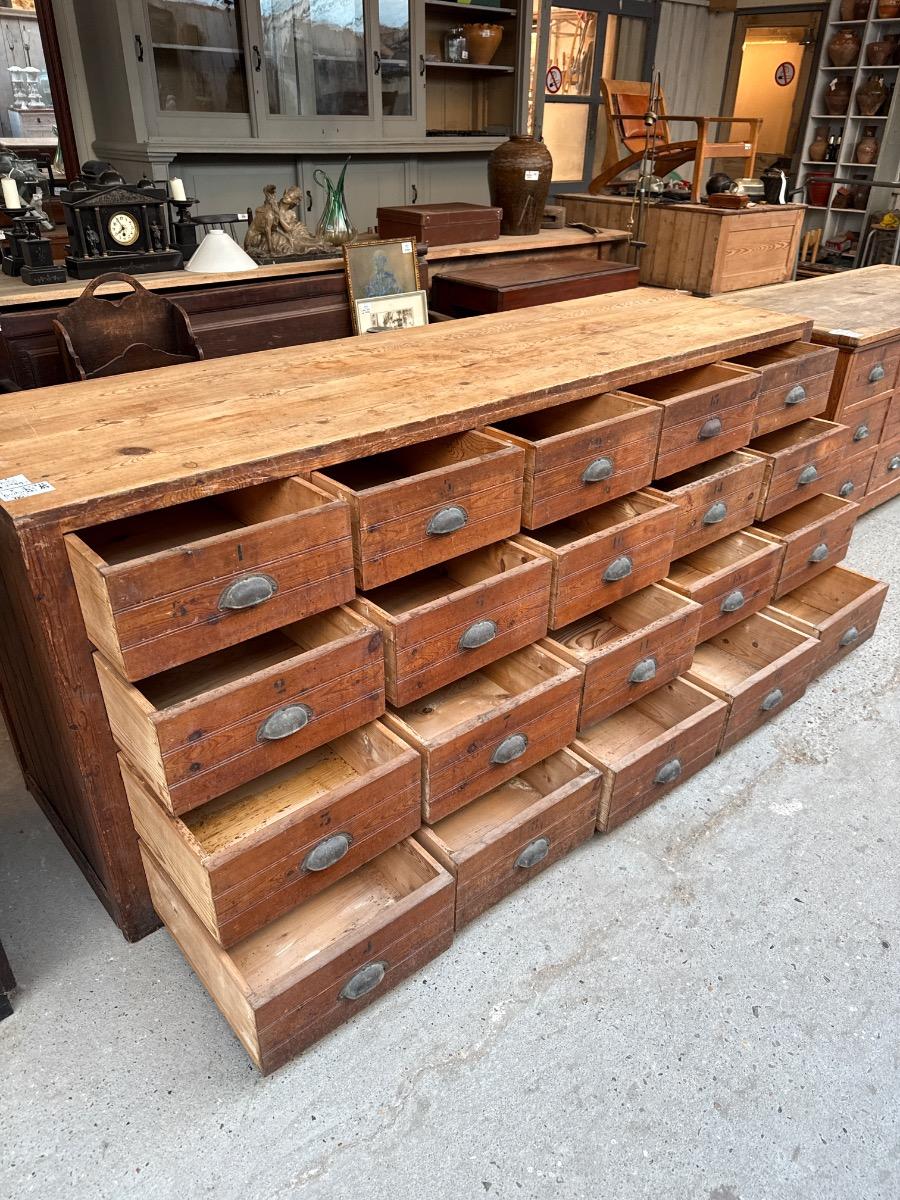 Counter pharmacy cabinet