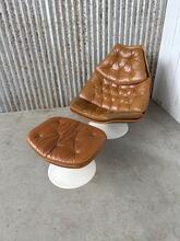 Designer Geoffrey D Harcourt style Lounge fauteuil + hocker in Leather, Europe 20e eeuw