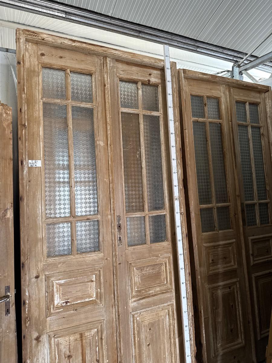 Frame with 2 glass doors