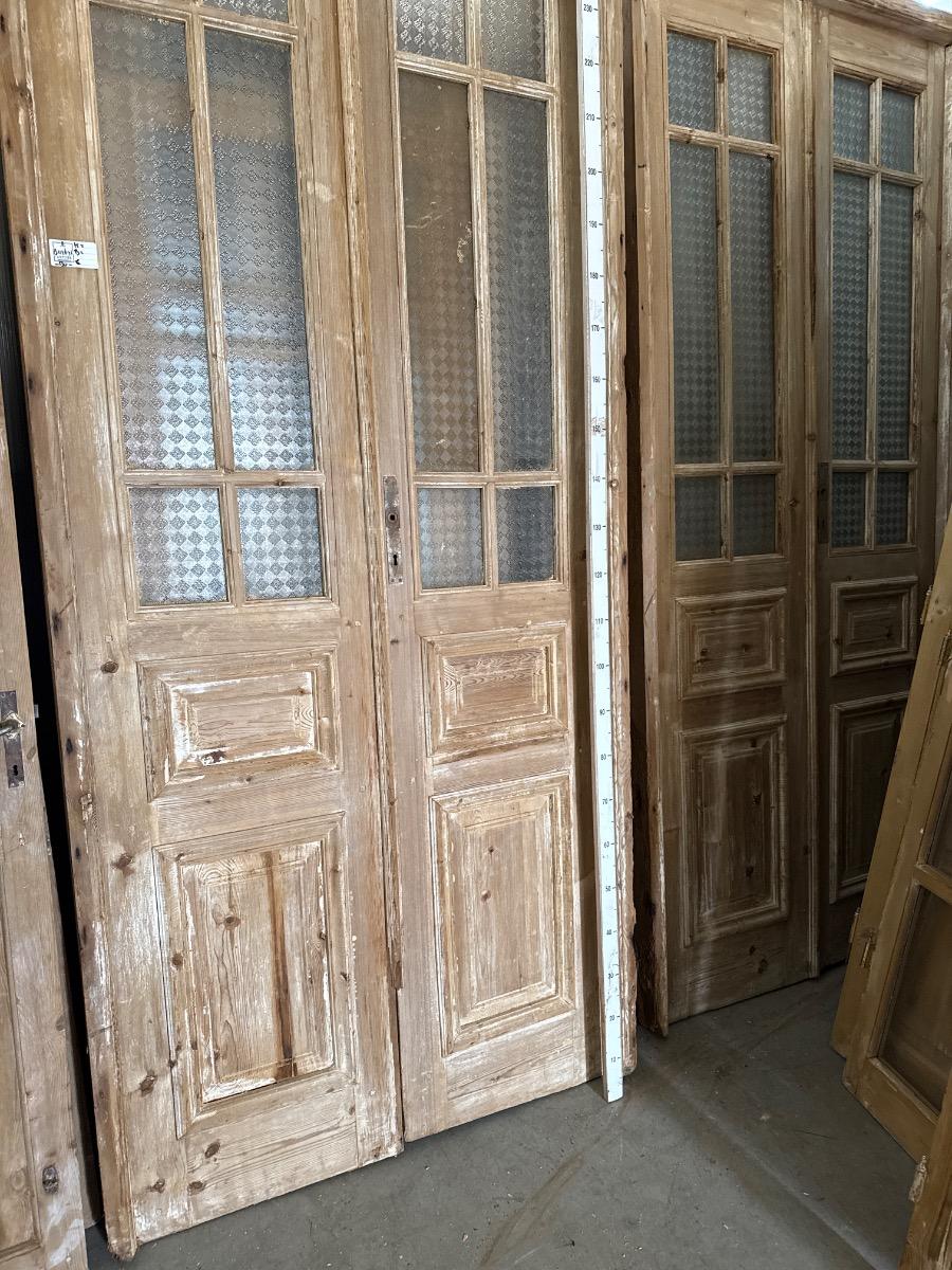 Frame with 2 glass doors