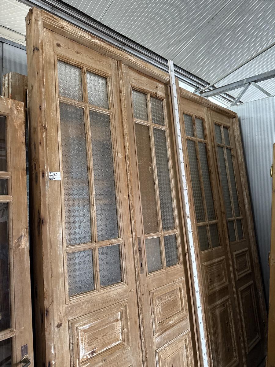 Frame with 2 glass doors