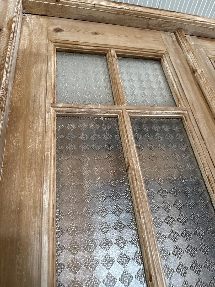 Frame with 2 glass doors