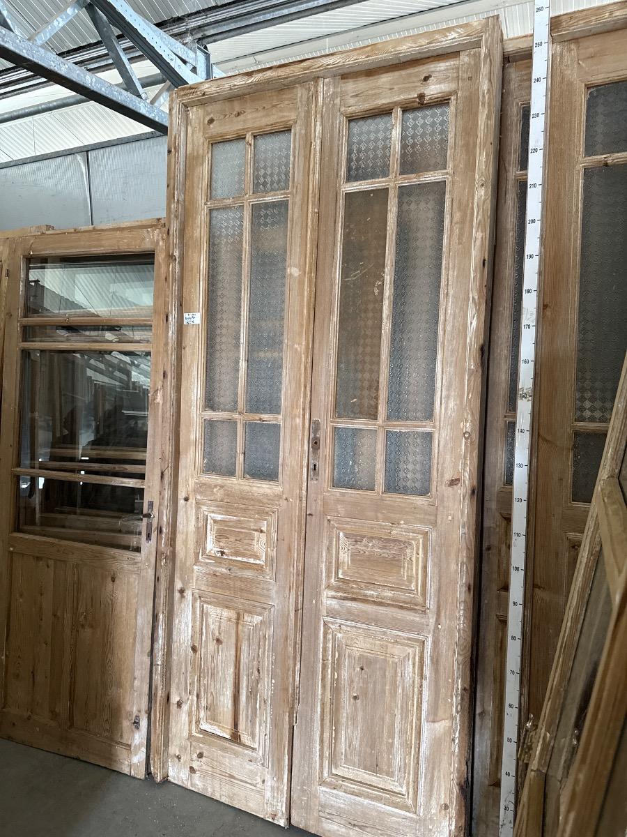 Frame with 2 glass doors