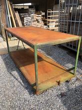 Industrial style Industrial table on wheels in Wood and iron