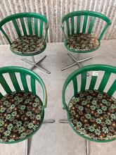 Ronde groene stoelen met bloemetjes  Retro stijl in hout en ijzer, Europa