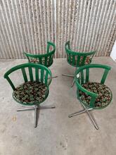 Ronde groene stoelen met bloemetjes  Retro stijl in hout en ijzer, Europa