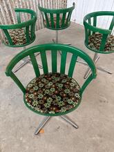 Ronde groene stoelen met bloemetjes  Retro stijl in hout en ijzer, Europa