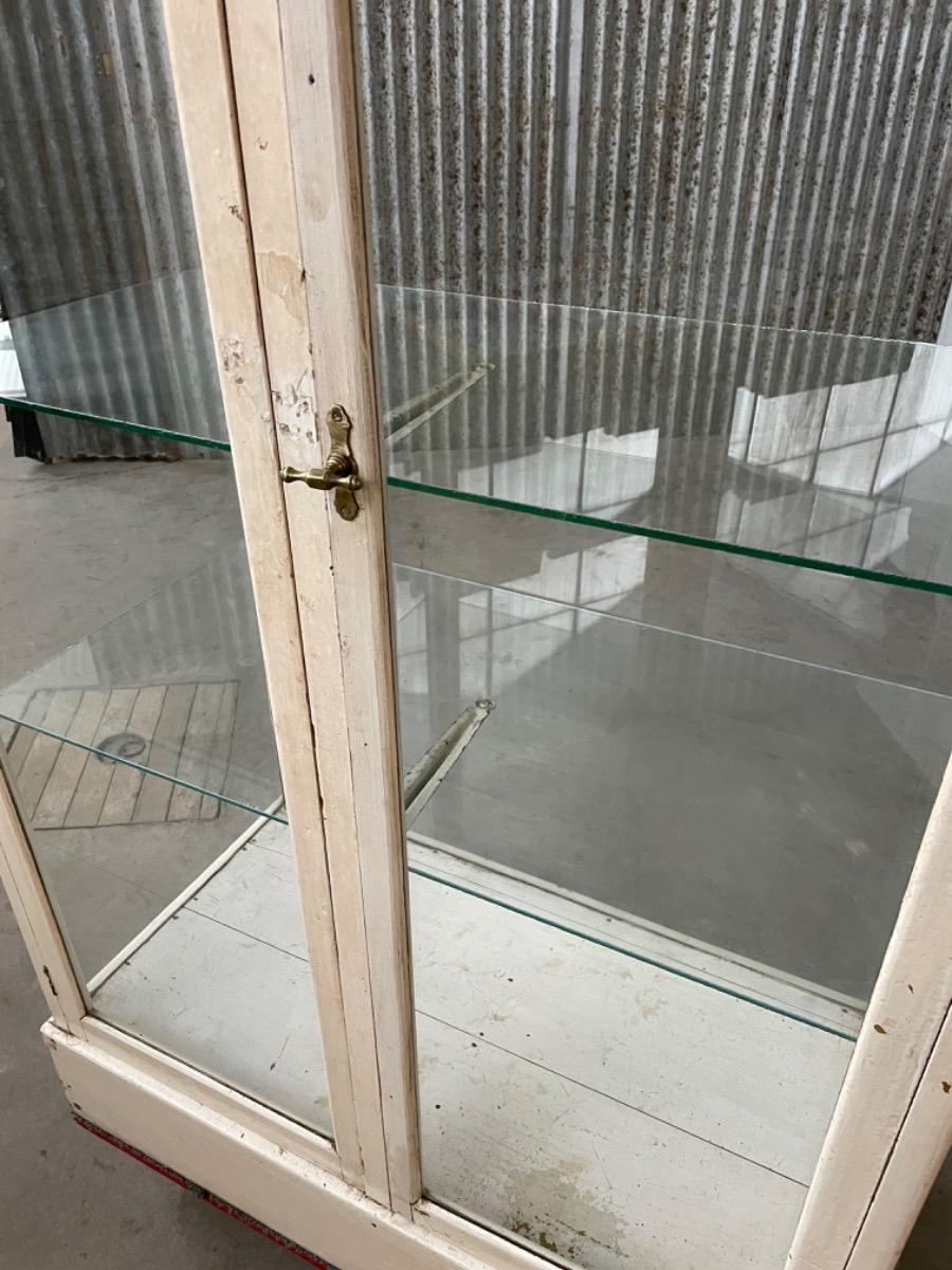 Shopcabinet Antique showcase