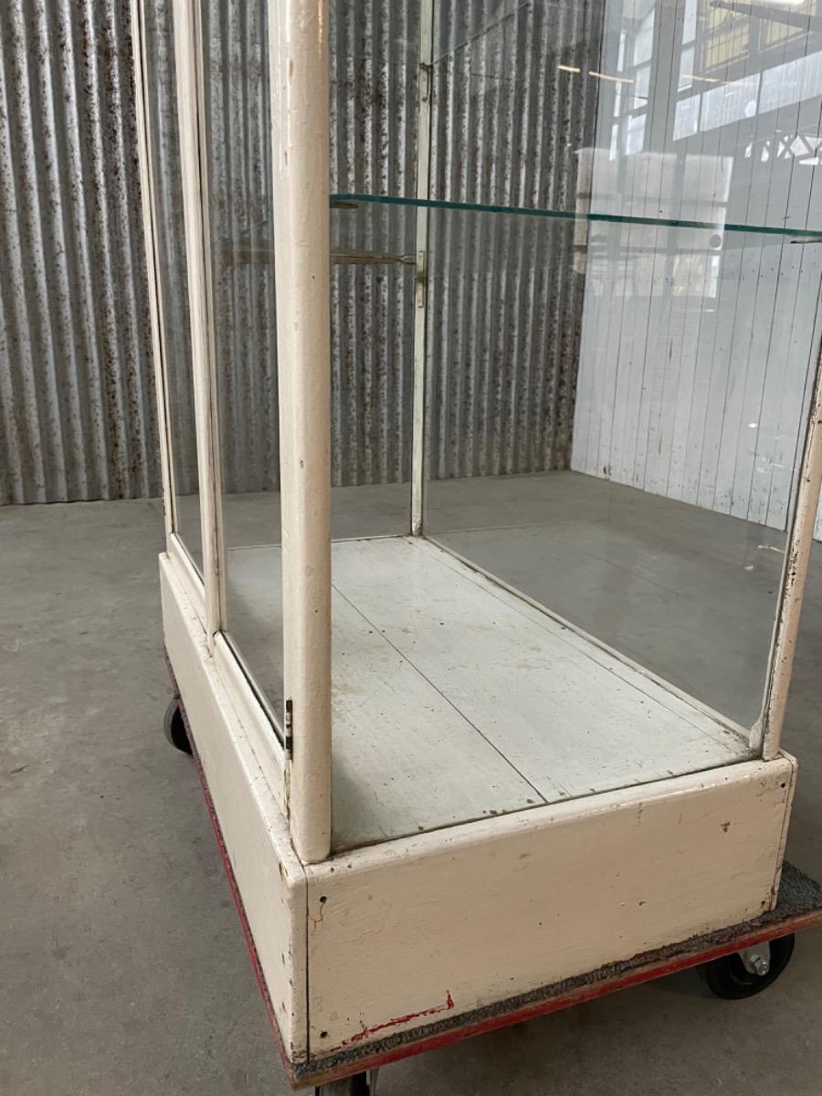 Shopcabinet Antique showcase