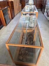 Glazen toonbank  Vintage stijl in hou en glas , Europa