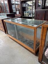 Glazen toonbank  Vintage stijl in hou en glas , Europa