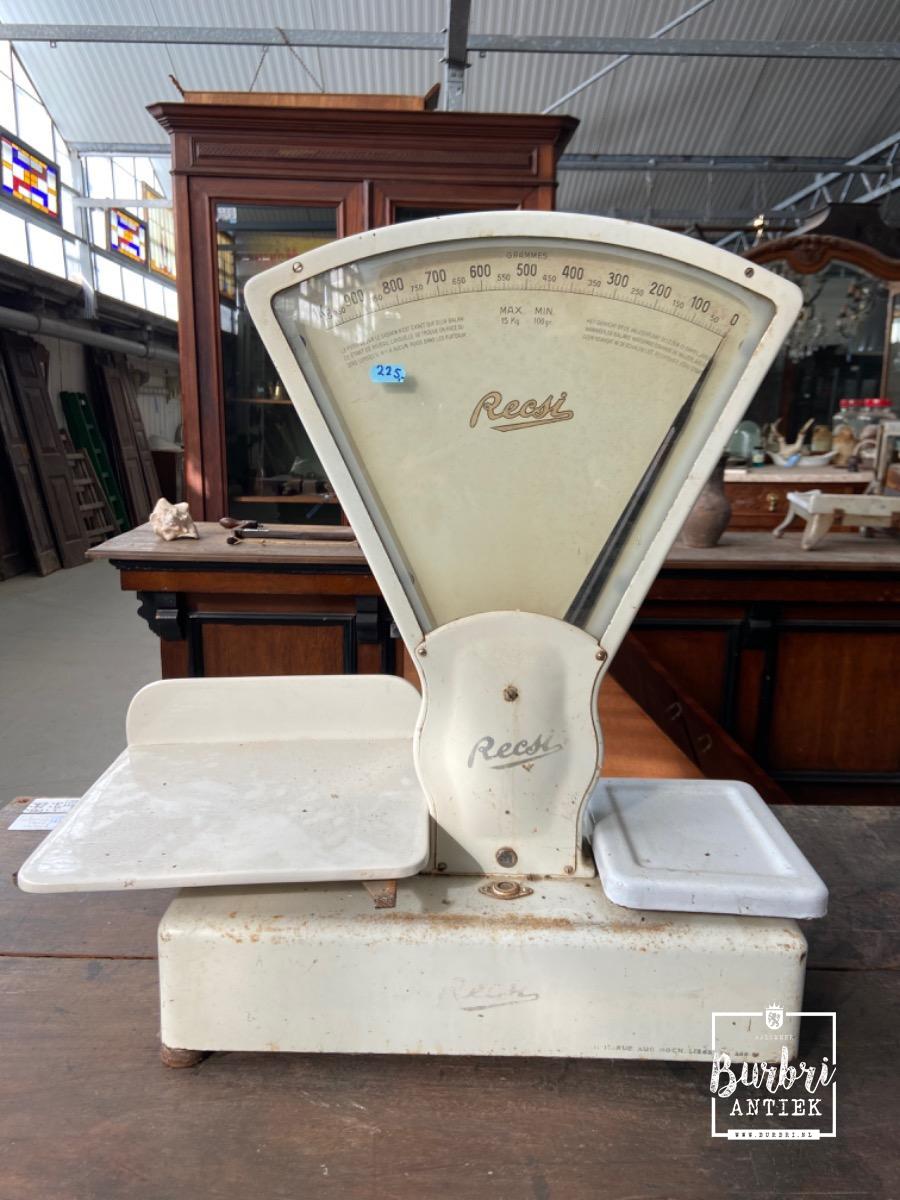 tint Storen Graveren Antique scale - Antieke winkel decoratie's - Winkelinrichtingen - Burbri